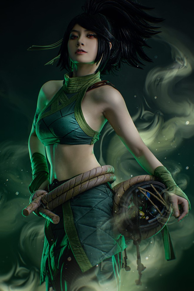 Cosplay sát thủ Akali, người đẹp khoe lưng trần nuột hơn AI