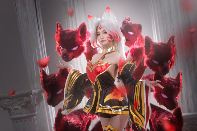 1724740148-league-of-legends-ahri-coser-3.jpg