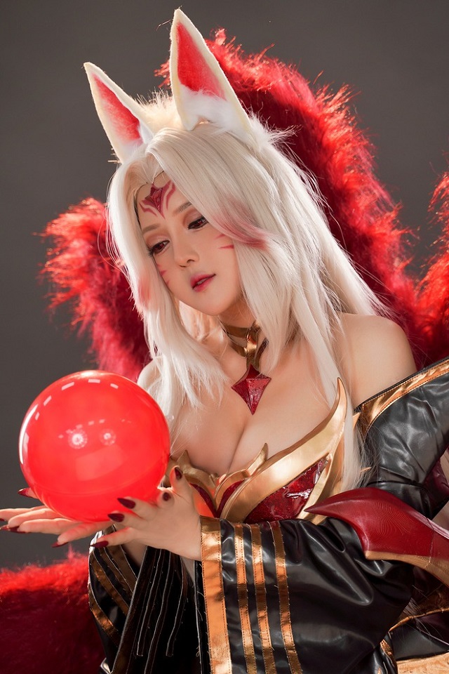 1724740214-league-of-legends-ahri-coser-10.jpg