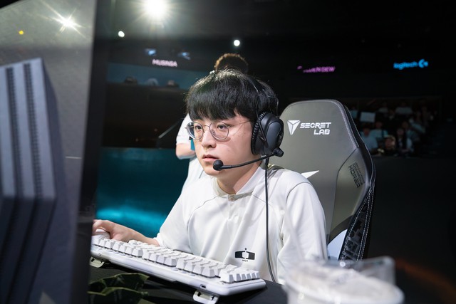 1724915678-chovy-faker-1.jpg