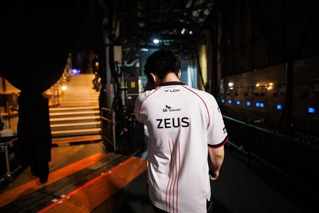 1732522985-faker-zeus-t1-cn-2.jpg