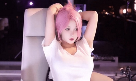 1735314829-streamer-mina-4.jpg