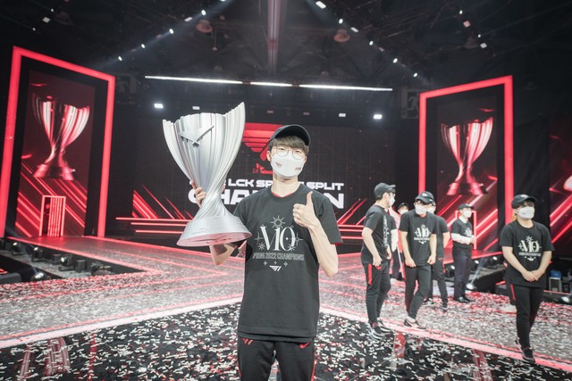 1735703957-faker-t1-2.jpg