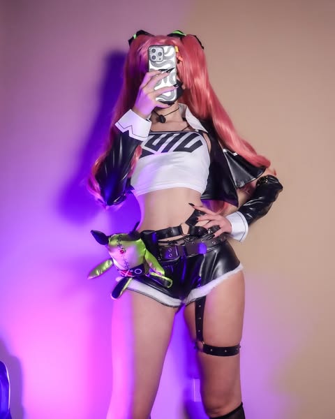 1736950584-nu-game-thu-lmht-cosplayer-3.jpg