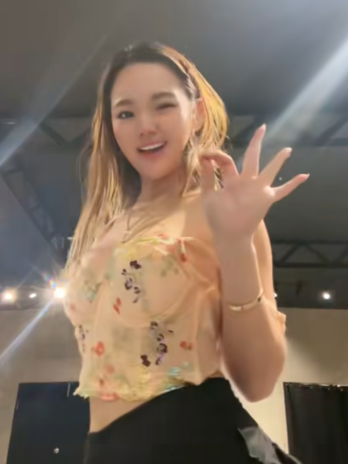 Đứng trước gương nhảy TikTok, nữ streamer xinh đẹp để lộ "hậu trường" muốn ngắm mãi không thôi!- Ảnh 6. Đứng trước gương nhảy TikTok, nữ streamer xinh đẹp để lộ "hậu trường" muốn ngắm mãi không thôi!- Ảnh 6.