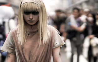 Attack on Titan: Titan Thủy Tổ Ymir xuất hiện đầy ma mị qua màn cosplay ấn tượng