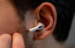 3 “pháp sư” Ấn Độ hô biến AirPods làm máy trợ thính cho người thân