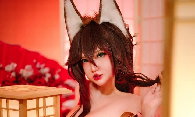 Cosplay nóng bỏng khiến fan “ngắm một tiếng không rời mắt”