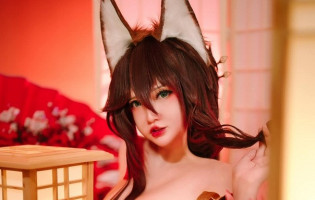 Cosplay nóng bỏng khiến fan “ngắm một tiếng không rời mắt”